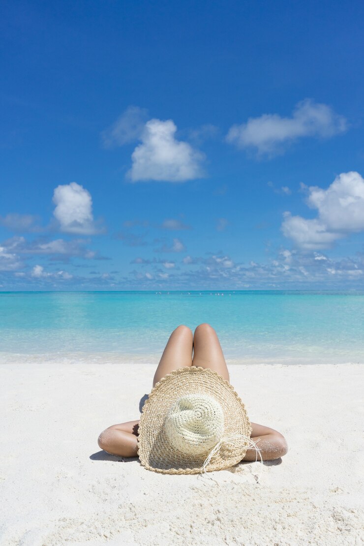 Mujer en relajación en la playa tropical