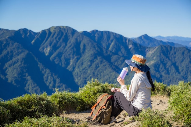 Mujer relajada durante una caminata por la montaña