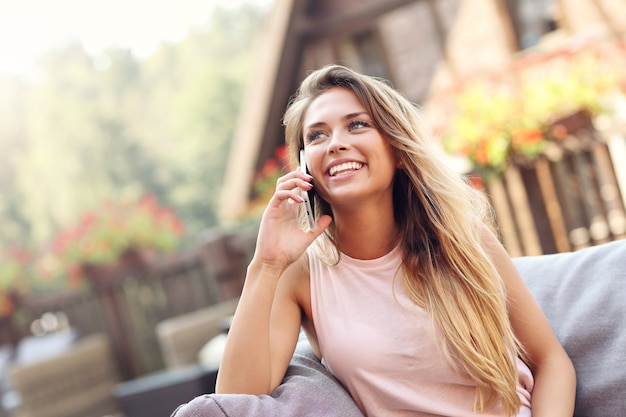 Mujer relajada descansando en un sofá al aire libre