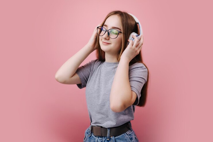 Mujer relajada disfrutando de su música favorita en auriculares inalámbricos