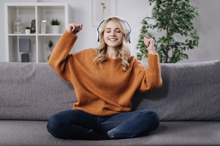 Mujer relajada escuchando música en auriculares