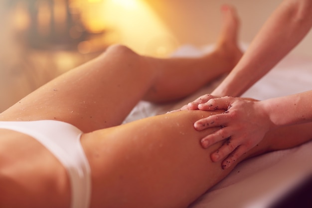 Mujer relajada habiendo pelado en el salón spa