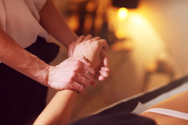 Mujer relajada habiendo pelado en el salón spa