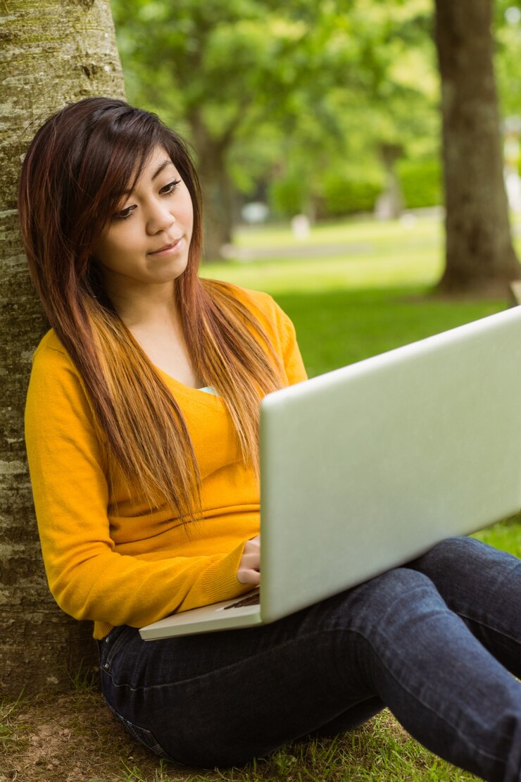Foto mujer relajada usando laptop en el parque