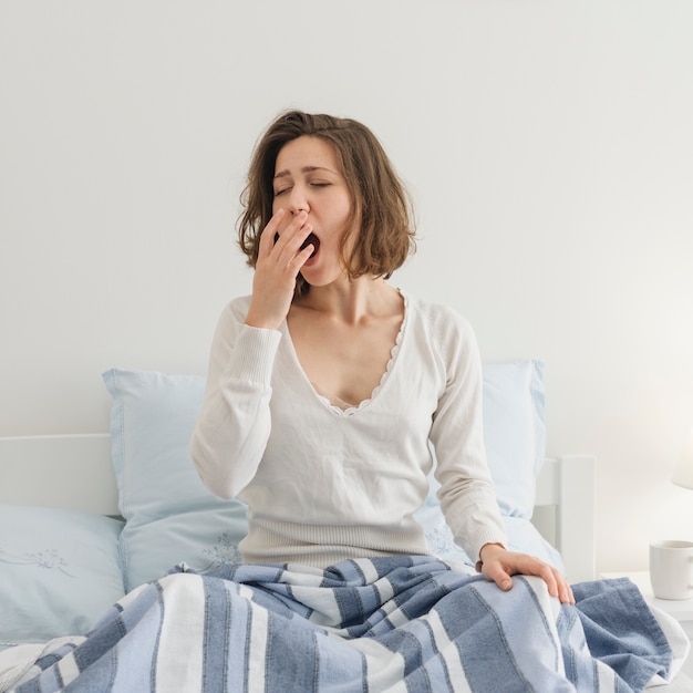 Foto mujer relajando en su cama