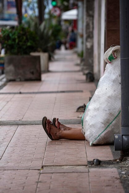 Foto mujer relajándose en la acera de la ciudad