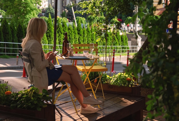 Mujer relajándose en un café en una terraza de verano