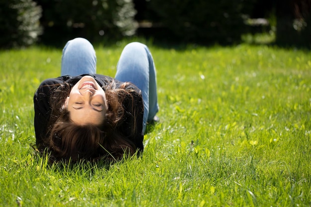 Foto mujer relajándose en el campo