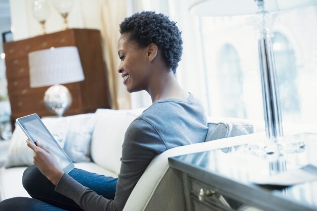 Mujer relajándose en casa con tablet