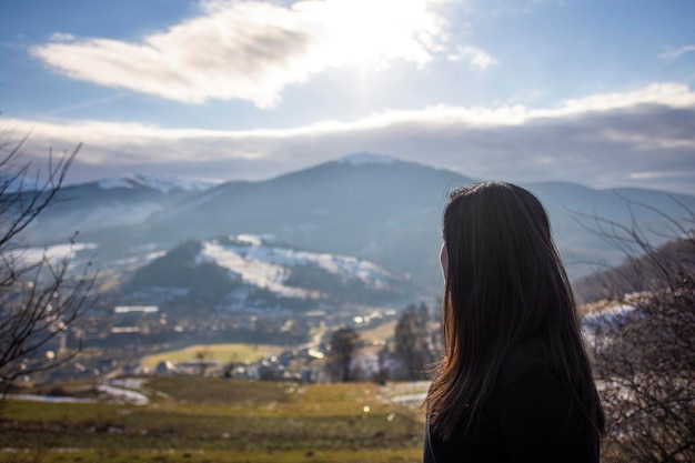 Mujer relajándose y disfrutando de la vista bajo un cielo azul