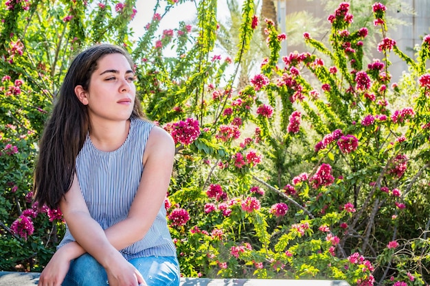 Mujer relajándose en un parque cálido