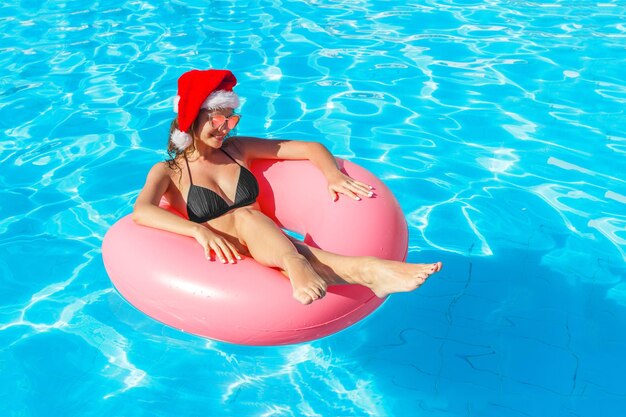 Mujer relajándose en la piscina