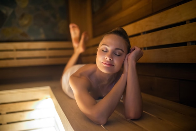 Mujer relajándose en una sauna