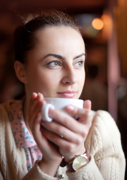 Mujer relajante en cafe