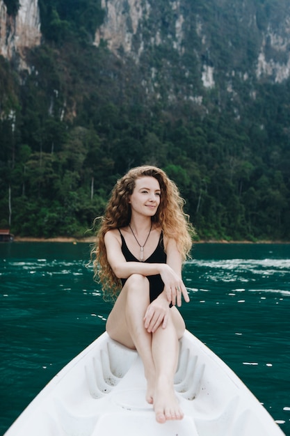 Mujer relajante en una canoa en un lago