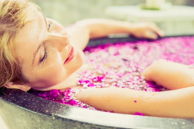 mujer, relajante, en, flor, baño