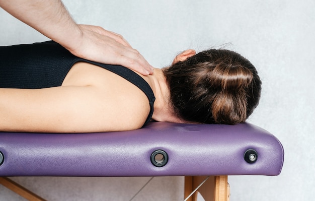 Una mujer relajante con masaje de manos en un centro de bienestar, terapeuta masajeando al paciente en el centro de belleza