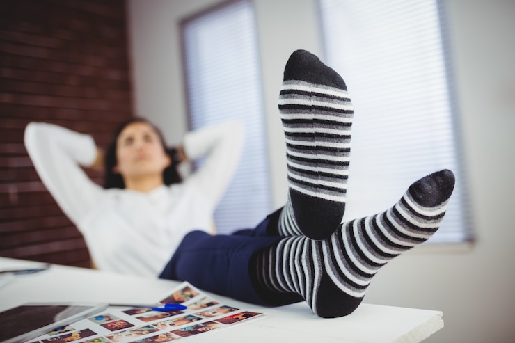 Foto mujer, relajante, en, oficina