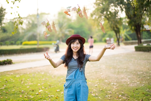 Mujer relajante en el parque disfrutando de su libertad vestir vestido corto