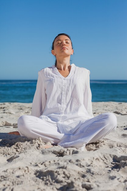 Mujer relajante en la playa