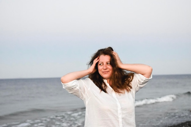 Mujer relajante en la playa