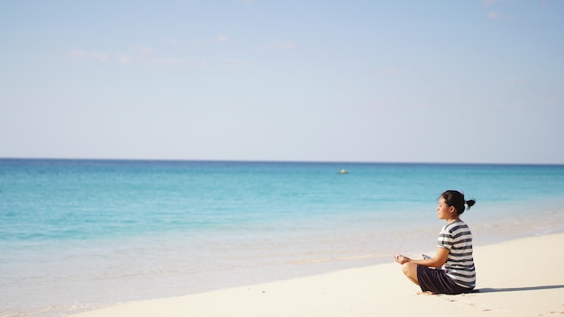 Mujer relajante en la playa