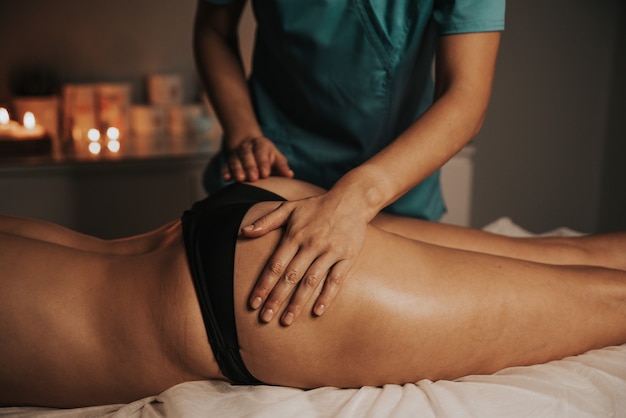 Foto mujer relajante en el salón de spa