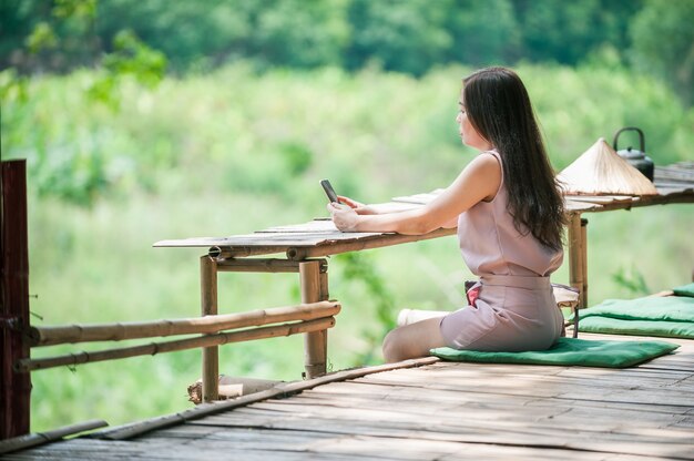 Mujer relajante sola en la naturaleza en el campo