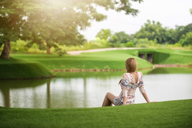 Mujer relajante solo Viajar estilo de vida saludable