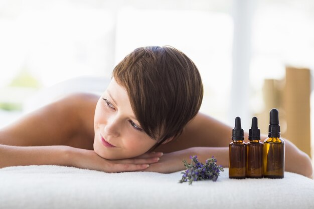 Mujer relajante en el spa