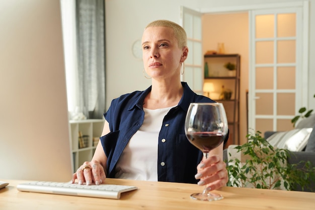 mujer, relajante, con, vino, en, computadora