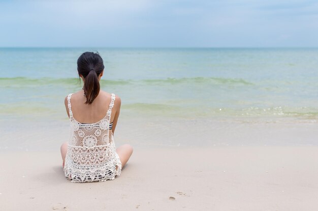 mujer relajarse en la playa