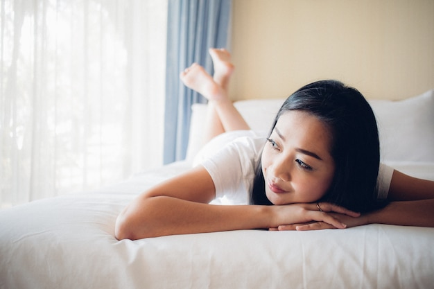 Mujer relajarse en su cama.