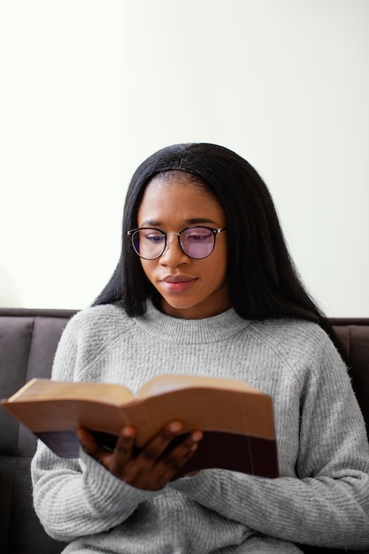 Foto mujer religiosa sosteniendo un libro