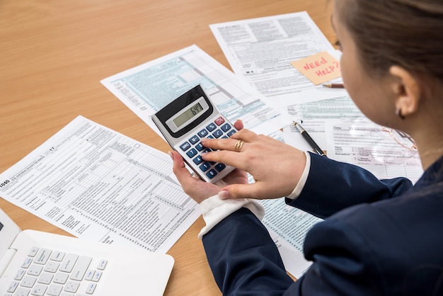 Mujer rellenando el formulario de impuestos 1040 de EE. UU. Año 2018