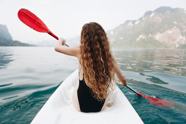 Mujer remando una canoa a través de un parque nacional