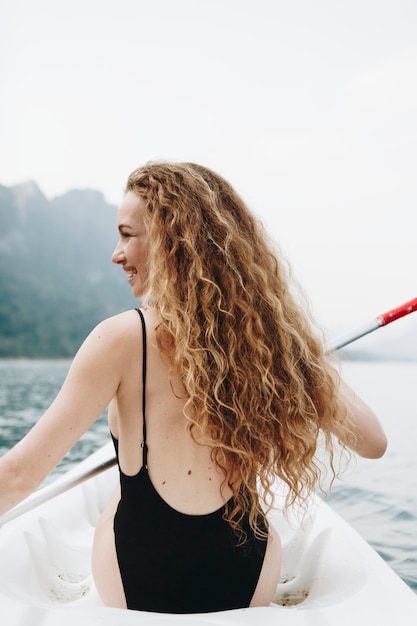 Mujer remando una canoa a través de un parque nacional