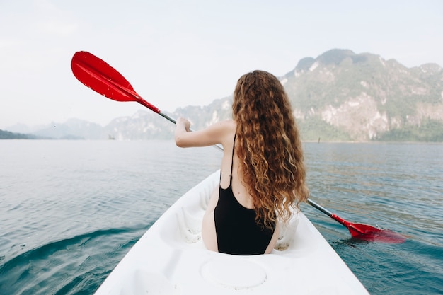 Mujer remando una canoa a través de un parque nacional