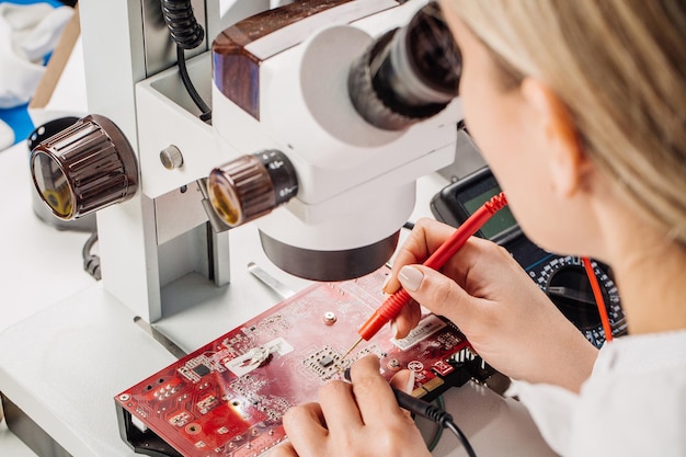 Mujer reparando hardware de computadora en el centro de servicio Servicio de reparación y reparación en el laboratorio Concepto de servicio de reparación de electrónica