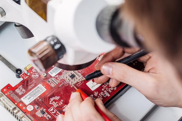 Mujer reparando hardware de computadora en el centro de servicio Servicio de reparación y reparación en el laboratorio Concepto de servicio de reparación de electrónica