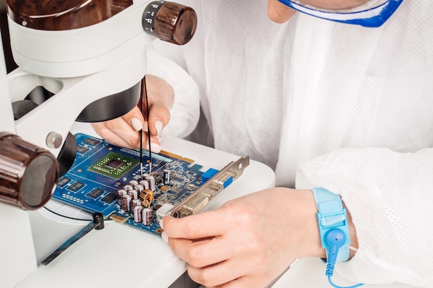 Mujer reparando hardware de computadora en el centro de servicio Servicio de reparación y reparación en el laboratorio Concepto de servicio de reparación de electrónica