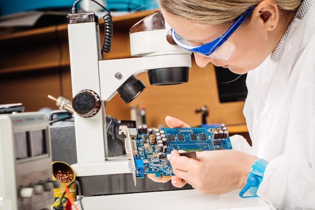 Mujer reparando hardware de computadora en el centro de servicio Servicio de reparación y reparación en el laboratorio Concepto de servicio de reparación de electrónica