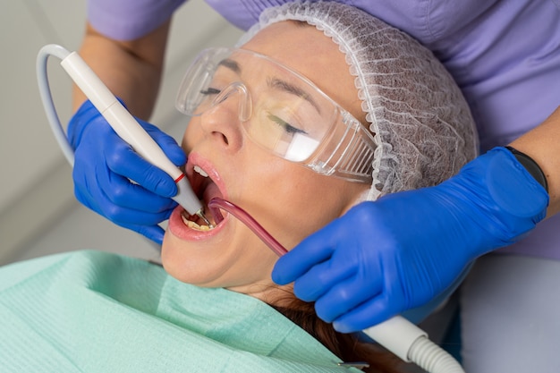 Mujer reparando sus dientes