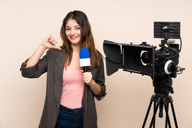 Mujer reportera sosteniendo un micrófono y reportando noticias orgullosas y satisfechas