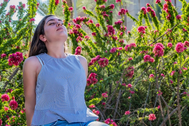 Mujer respira aire fresco en el parque de la ciudad