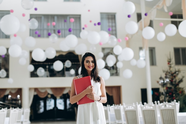 Mujer en restaurante con globos