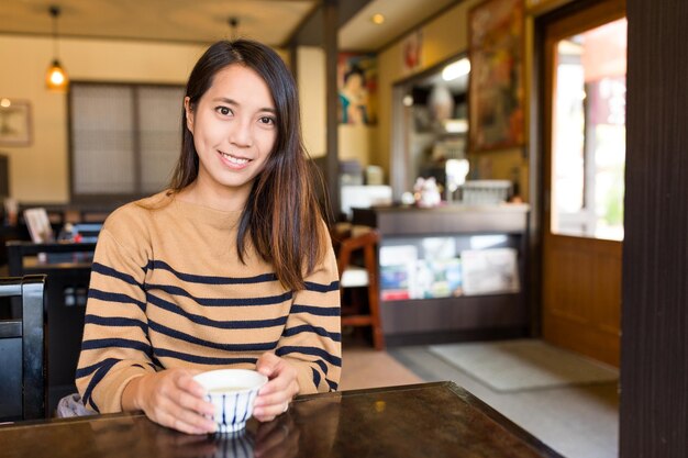 Mujer en restaurante japonés