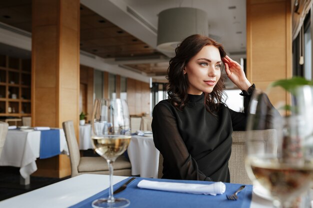 Mujer en restaurante