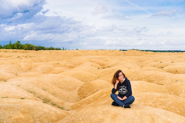 mujer en el retrato del desierto