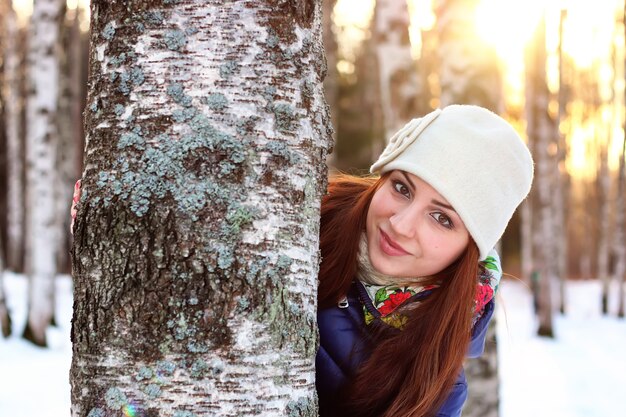 Mujer de retrato de invierno en el bosque